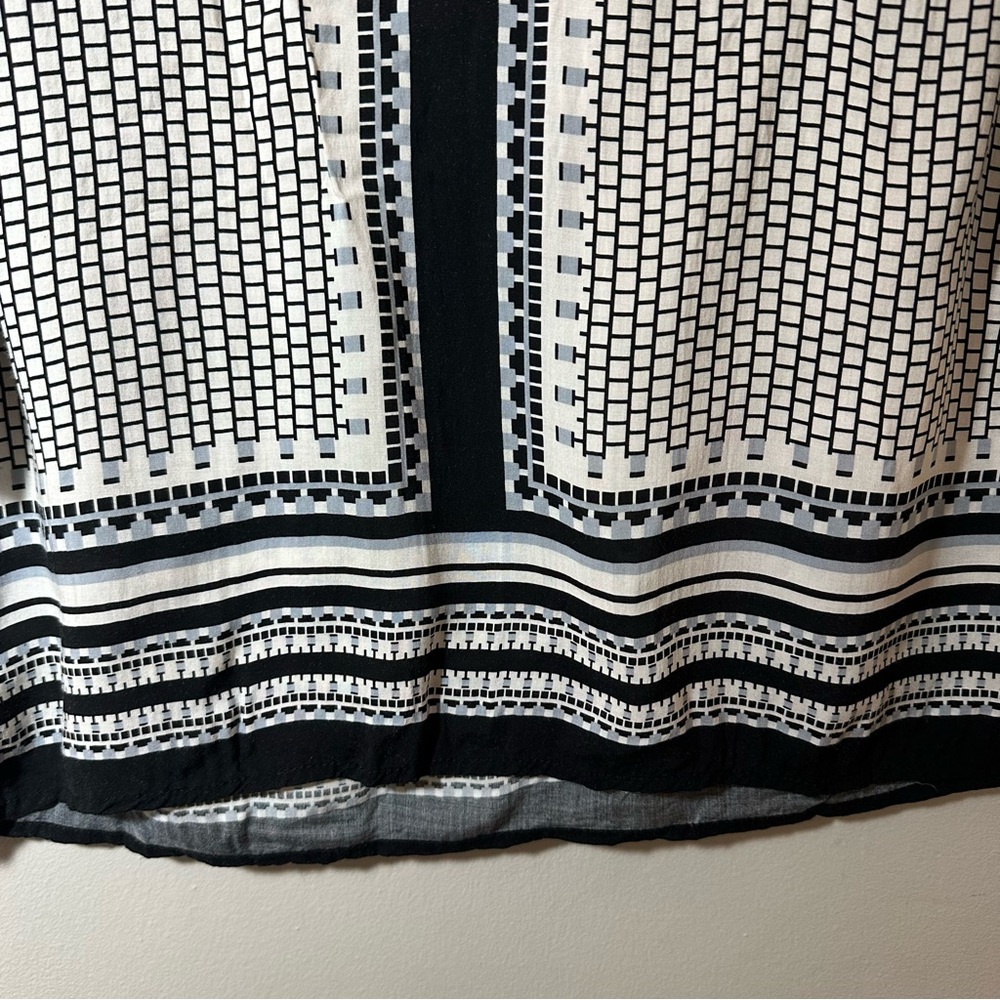 Cynthia Rowley Black and White Patterned Women's V-Neck Top Size Small - Picture 6 of 9